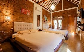 Omah Teras Bata Guesthouse